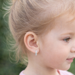 Alternative view of Cercei rotunzi pentru fete, aur alb 14KT, pietre albe