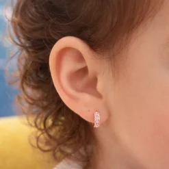 Cercei pietre roz pe ureche